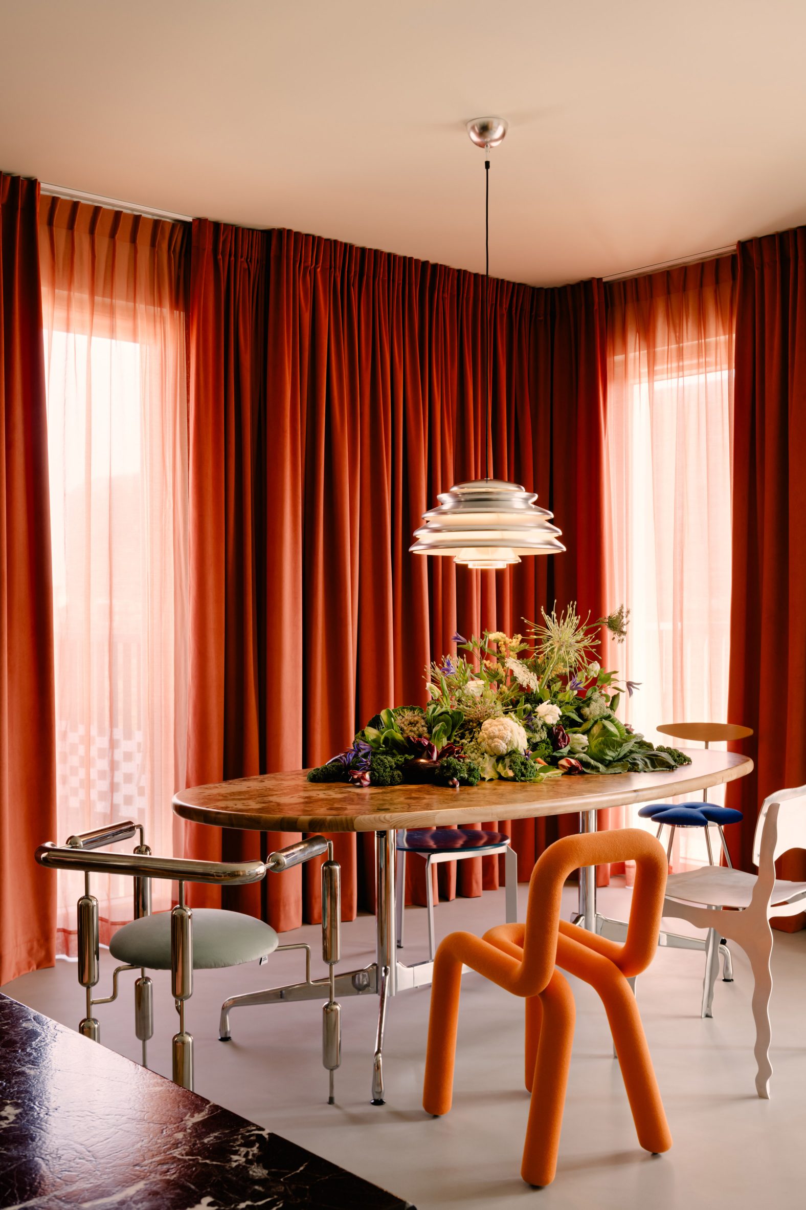 Veneered wooden dining table by Mistovia