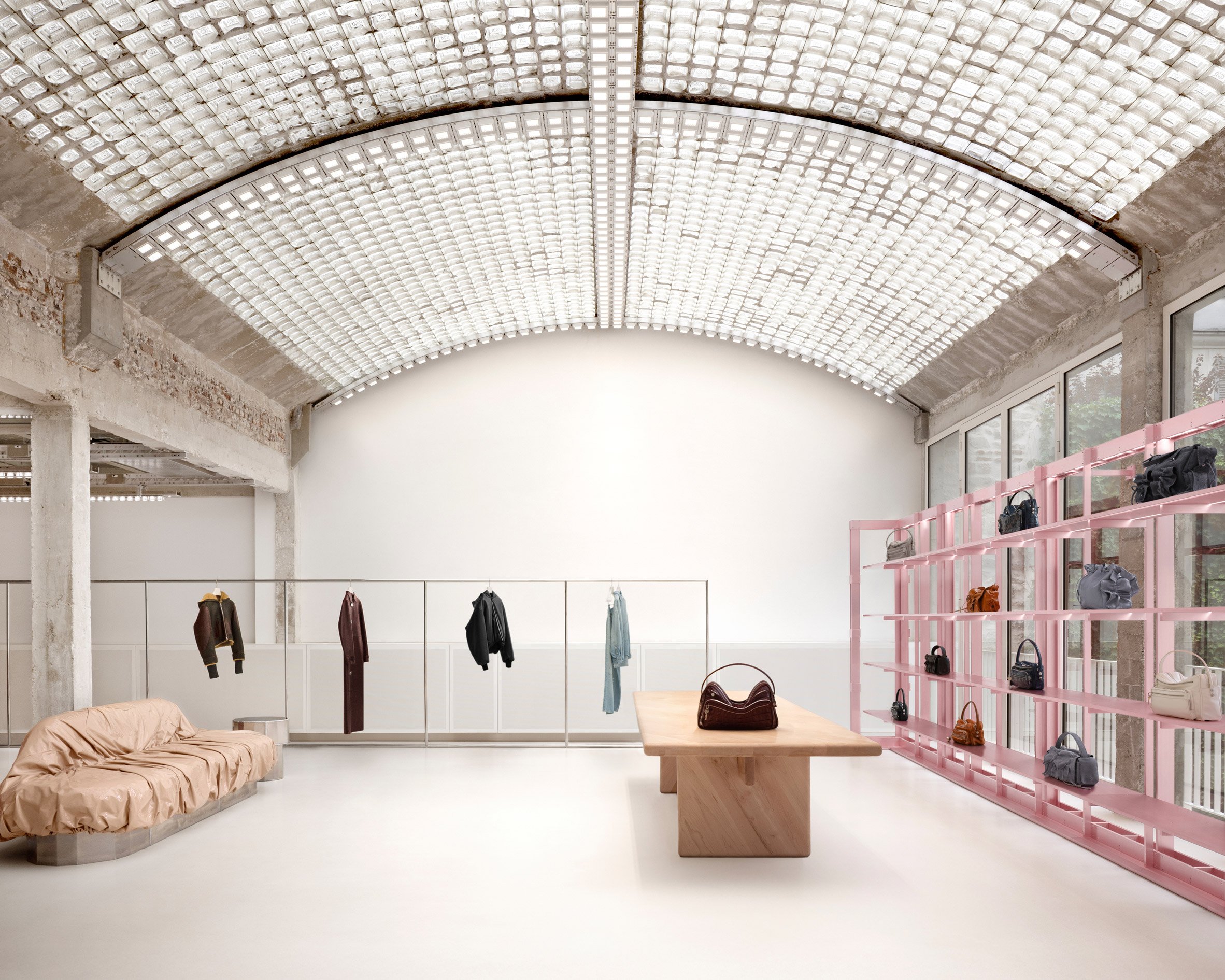 Room wiht glass-brick ceiling