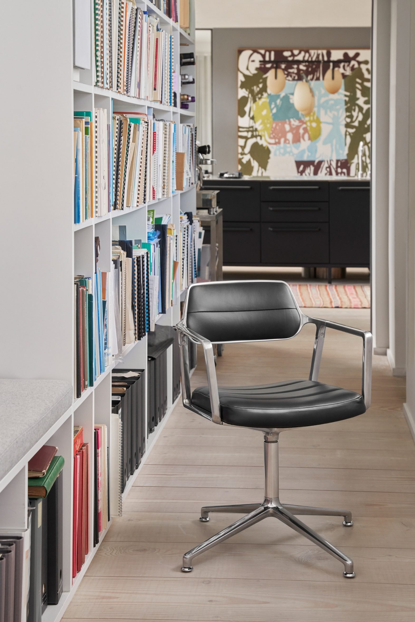 Vipp453 Swivel chair by Vipp
